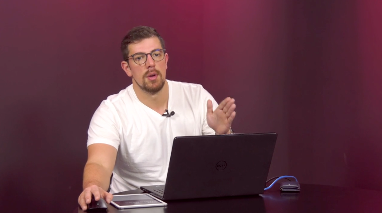Uma imagem contendo pessoa, laptop, homem, paredeDescrição gerada automaticamente